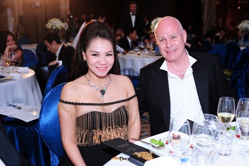 Những ông chồng Tây giàu bậc nhất showbiz Việt