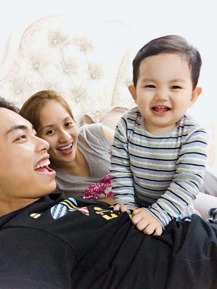 Khánh Thi chia sẻ hình ảnh gia đình hạnh phúc 'Khi con cười là ba mẹ đều vui'.