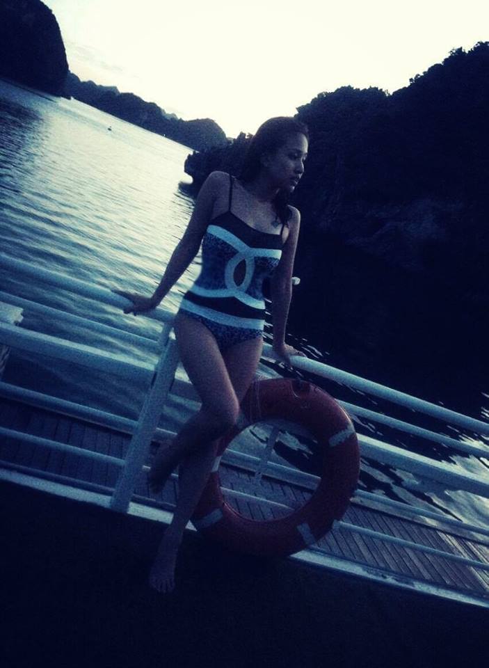 Thanh Vân Hugo diện bikini, tạo dáng sexy trên biển.
