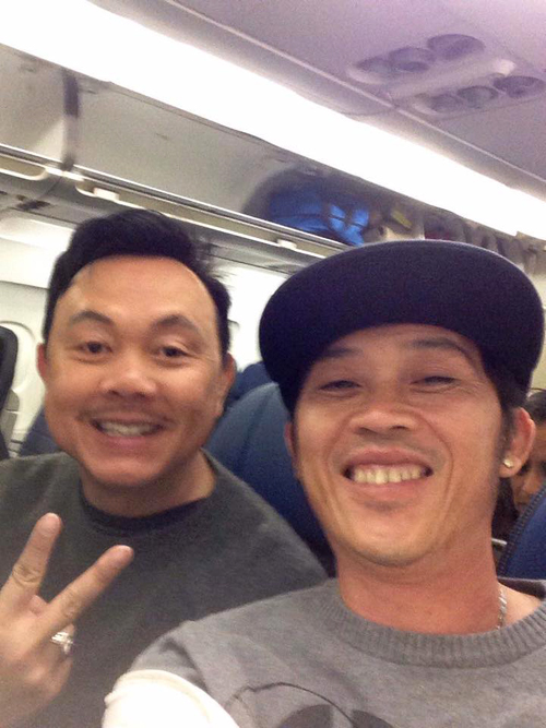 Chí Tài và Hoài Linh vui vẻ chụp hình tự sướng trên máy bay.