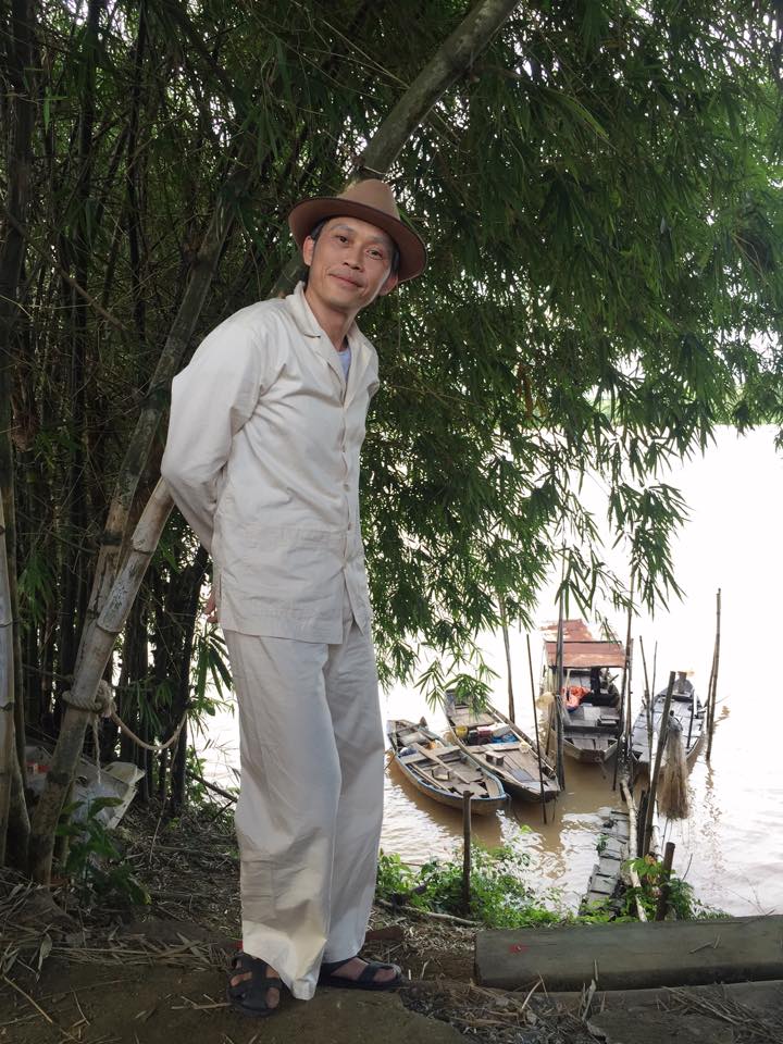 Nghệ sĩ Hoài Linh dân dã trong bộ quần áo đặc trưng Nam bộ, đứng bên bến thuyền: 'Bến và những chiếc siêu du thuyền của Sáu Bảnh tui'.
