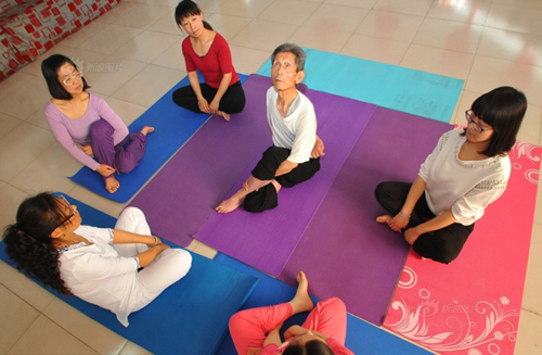 Cách đây 30 năm, do sức khỏe không tốt nên ông cụ bắt đầu nghĩ đến chuyện tập yoga. Ông tâm sự: 'Từ ngày tập yoga ông lão cảm thấy khỏe khoắn hơn, tình trạng bệnh tật giảm đi nhiều'.