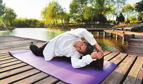 Nhiều học viên bị bệnh về cơ xương khớp cũng tìm đến ông Hou để hướng dẫn yoga trị liệu. Đặc biệt, các cụ cao tuổi được ông Hou nhận dạy yoaga miễn phí.