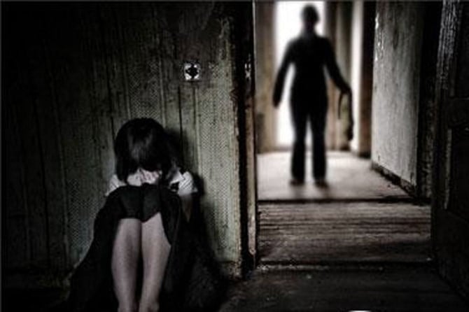 Phẫn nộ: Trộm bất thành quay sang hiếp dâm bé gái con chủ nhà