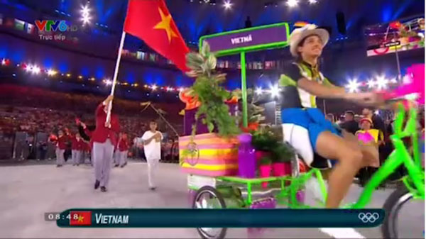 Đoàn thể thao Việt Nam xuất hiện trong lễ khai mạc Olympic.