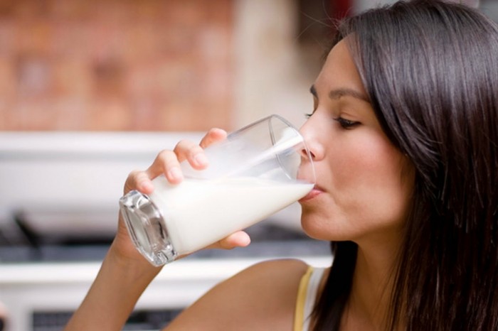 Nhưng uống quá nhiều sữa cũng tăng nguy cơ bị ung thư buồng trứng. Nghiên cứu trên 60.000 phụ nữ tìm thấy uống hơn 2 cốc sữa mỗi ngày đẩy mạnh nguy cơ bị bệnh này.