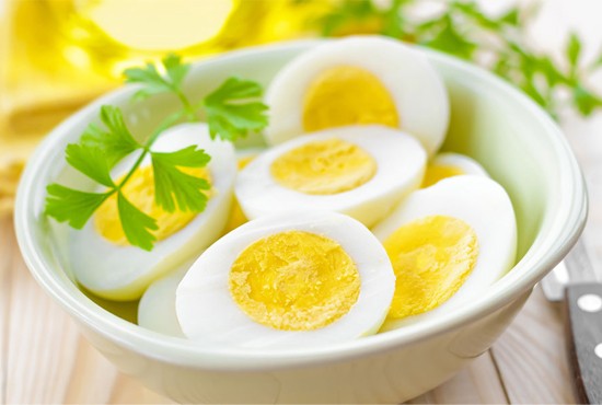 Ăn trứng - những cô gái ăn 6 quả trứng mỗi tuần sẽ giảm nguy cơ bị ung thư vú tới 40%. Sphingolipid - chất can thiệp vào sự phát triển tế bào ung thư - là vũ khí bảo vệ chủ đạo.
