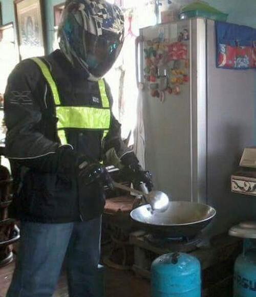 'Quý ông vào bếp' rang cơm phải đội mũ bảo hiểm, mặc áo phản quang, đeo găng tay để đảm bảo an toàn.