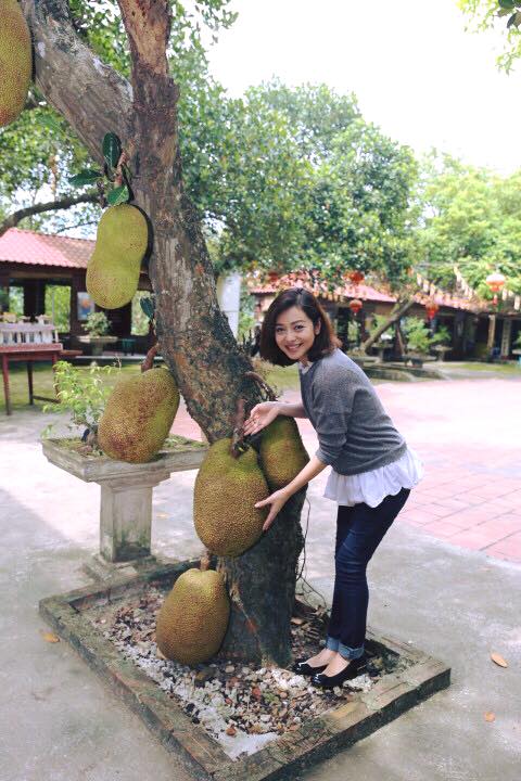 Jennifer Phạm 'Mít ơi.....ta sắp to bằng ngươi rồi đó mít à'.