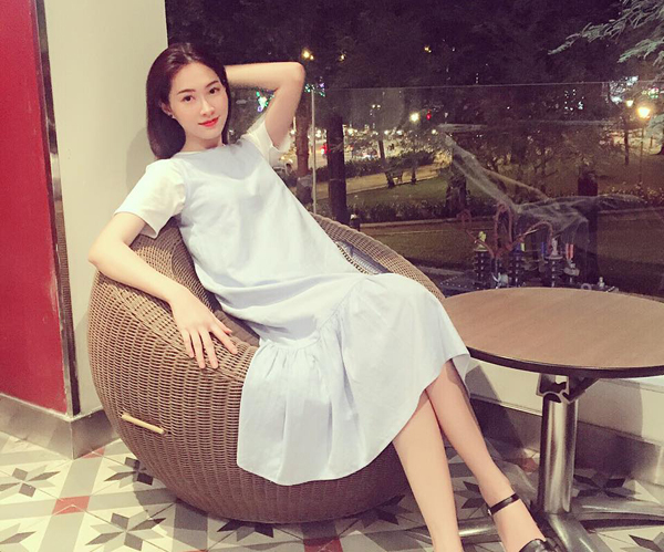 Hoa hậu Đặng Thu Thảo diện đầm xanh nhẹ nhàng, tinh khiết, cô tâm sự: 'Tonight. Nhớ về ai'.