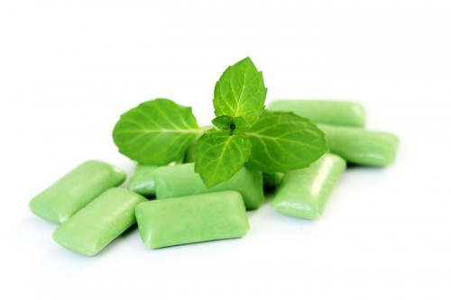 Kẹo cao su không đường: Kẹo cao su có thể tăng cường sản xuất nước bọt, nhẹ nhàng cuốn sạch mảng bám và vi khuẩn.