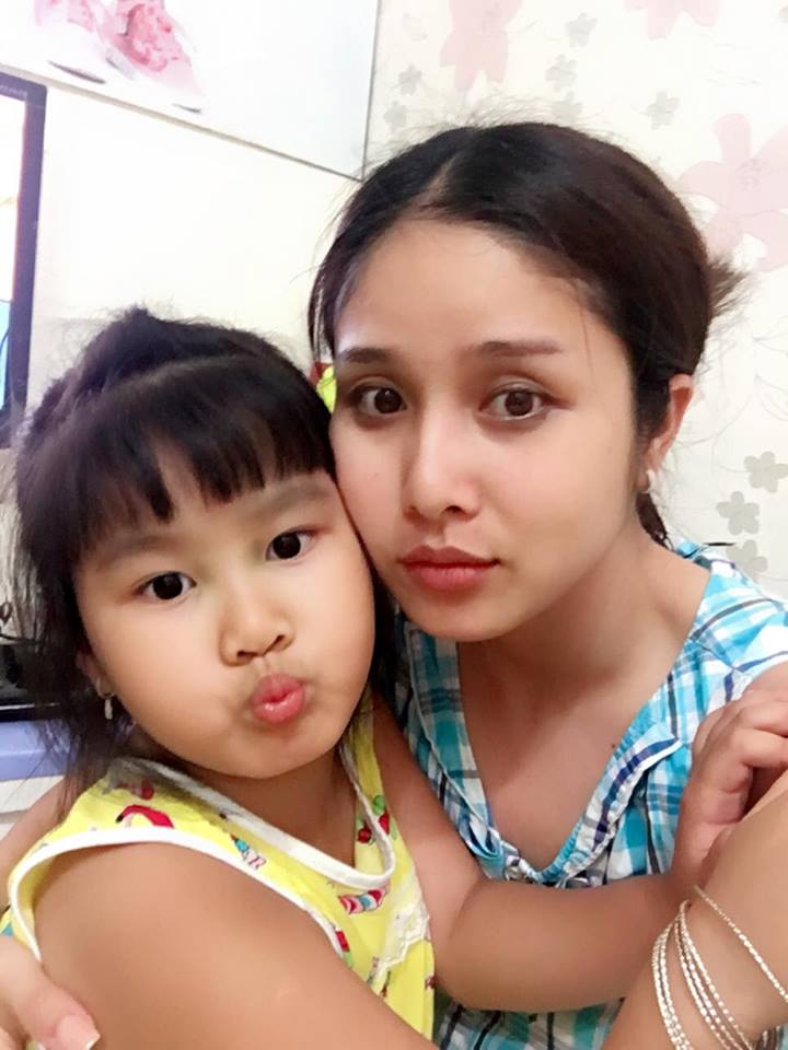 Người mẫu Thảo Trang 'Đơn giản nhất là khi được bên con gái iu...!! Sau bao bộn bề cuộc sống chỉ thấy bình yên bên cô gái nhỏ này....!!'.