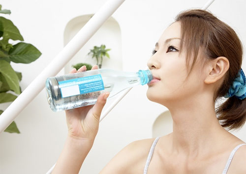 Bạn nên dành thời gian trong ngày uống trung bình từ 6-8 cốc nước mỗi ngày. Độ ẩm trong nước giúp tóc khỏe hơn và vì thế mà phát triển nhanh hơn, mạnh mẽ hơn.