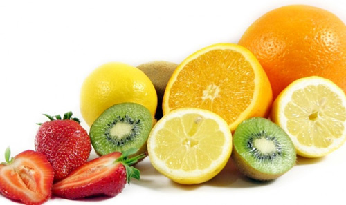 Trái cây là nguồn vitamin C tự nhiên tuyệt vời. Vitamin C có thể làm giảm tóc rụng, yếu và thiếu bóng khỏe.