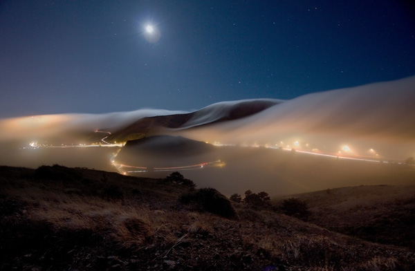 “Ở đây sương khói mờ nhân ảnh. Ai biết tình ai có đậm đà?” (Hàn Mặc Tử). Sương mù giăng kín ở Sausalito, California (Mỹ)