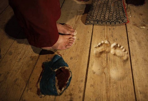 Một tu sĩ Phật giáo từ Tongren, Trung Quốc cho biết, ông đã cầu nguyện trên tấm gỗ này trong hơn 20 năm, nhiều lần một ngày và luôn luôn ở cùng một chỗ, kết quả là dấu chân của ông được in vào sàn gỗ.