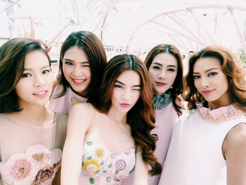 Hồ Ngọc Hà cùng team The Face 'Những nụ cười sau khi hoàn thành những shoot hình thời trang giữa trời nắng chói chang'.