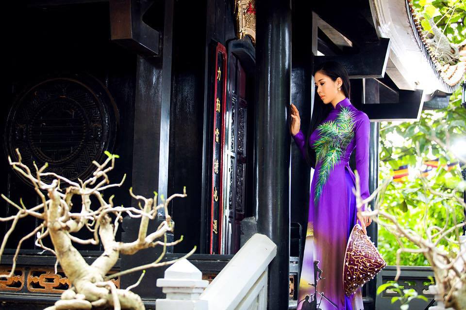 Diễn viên Lê Phương e ấp, dịu dàng mang đậm vẻ đẹp của người phụ nữ Việt trong hình ảnh áo dài tím thủy chung.