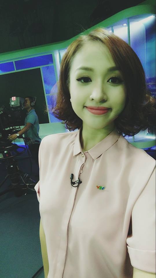 Thanh Vân Hugo selfile trong trường quay 'Con ong chăm chỉ'.