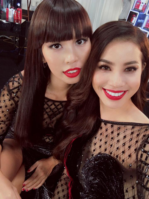 Hà Anh quay quảng cáo cùng Phạm Hương và Lilly Nguyễn, cô viết: 'Hôm nay cả ngày đi quay quảng cáo lãi nhất là được 'Nữ hoàng selfie' Hương Phạm chỉ cho một vài chiêu 'lừa tình'.