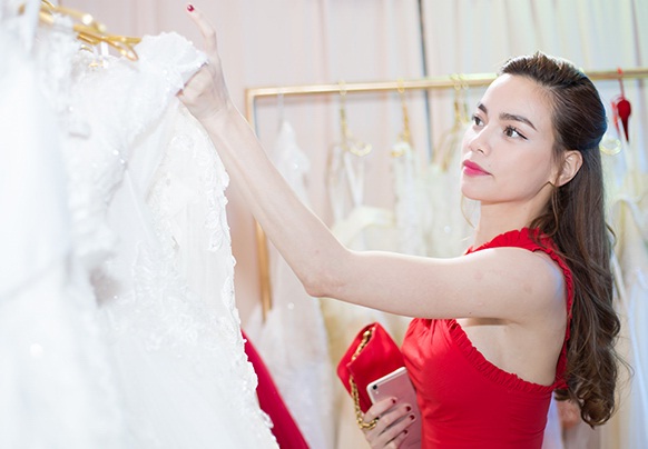 SỐC: Hồ Ngọc Hà bất ngờ chọn váy cưới sau tin đồn được 'cầu hôn'