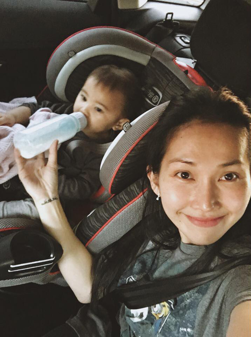 Kim Hiền cho con gái út ăn trên ôtô khi cả gia đình đi du lịch: 'Cả năm nuôi con, giờ mới được chồng cho đi nghỉ hè. Phải xõa thui! Las Vegas thẳng tiến!'.