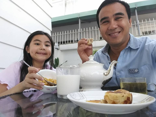 Hai cha con Quyền Linh cùng nhau ăn sáng tình cảm: 'Cha con chào buổi sáng hehe. Chúc cả nhà một ngày thành công rực rỡ nhé!'.