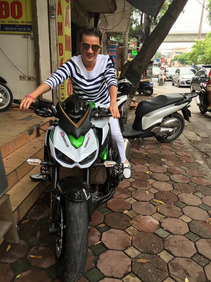 Đàm Vĩnh Hưng thích thú khoe khoảnh khắc cưỡi xe mô tô trên hè phố.