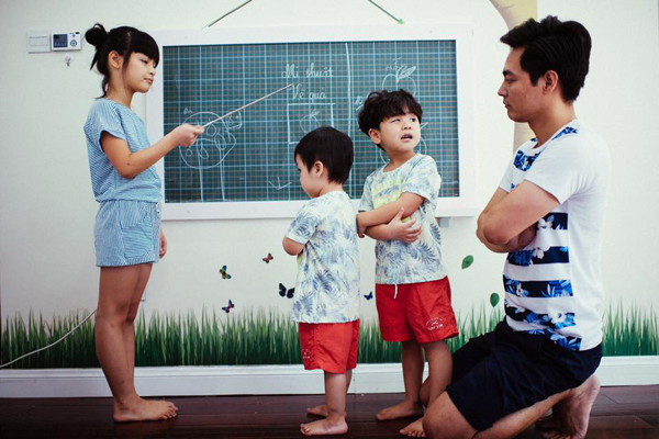 Ba bố con Phan Anh chơi trò cô giáo khi ở nhà: 'Khi mẹ vắng nhà, Bo, Pooh, Bin và bố. Haha, ông Pooh không rõ mặt mà trông diễn xuất tốt quá đi'.