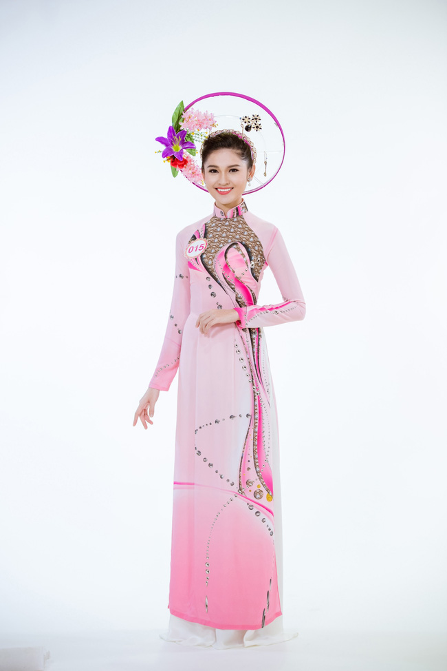 Ban tổ chức Hoa hậu Việt Nam 2016 vừa công bố bộ ảnh trang phục áo dài của 30 thí sinh vòng Chung kết Toàn quốc. Đây là những trang phục được nhà thiết kế Thái Tuấn đặc biệt sáng tạo cho các thí sinh năm nay. Thí sinh Huỳnh Thị Thùy Dung
