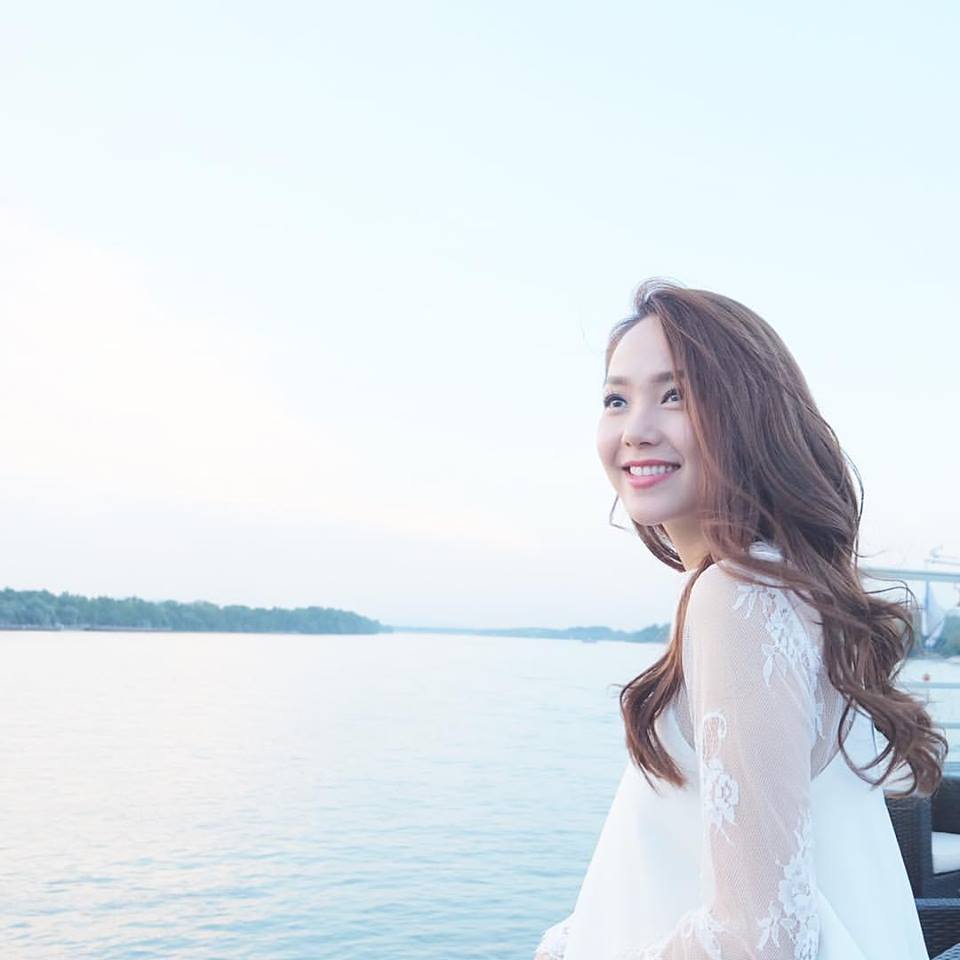 Minh Hằng xinh đẹp như nàng công chúa với đầm ren trắng tinh khôi.