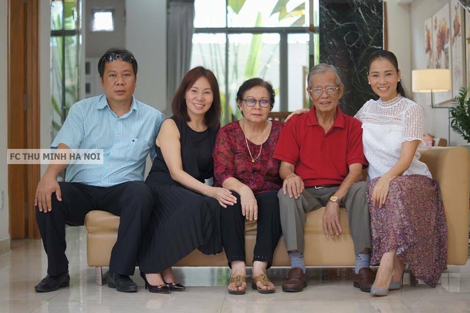 Lần đầu hé lộ chân dung anh trai Thu Minh trong bức ảnh cả gia đình.