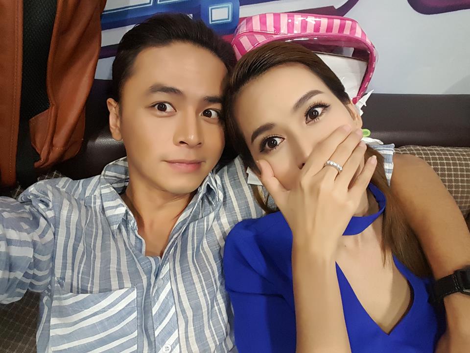 Văn Anh: 'Lâu lâu đi quay gameshow với nhau. Nhưng lần này bị hoán đổi với cặp đôi khác. Nhìn tươi vậy chứ cách đây 7 tiếng rồi. Giờ vẫn chưa quay xong'.