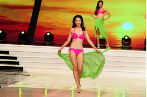 Mỹ Linh trình diễn bikini trong cuộc thi Hoa hậu Hoàn vũ.