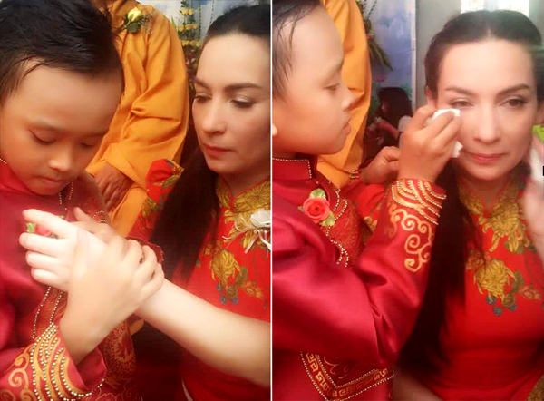 Hai mẹ con Phi Nhung và Hồ Văn Cường ân cần chăm sóc nhau trong một buổi lễ tại chùa, quán quân Vietnam Idols Kid 2016 lau nước mắt cảm động cho mẹ nuôi.