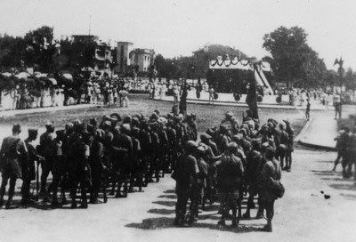 Các đơn vị giải phóng quân tề tựu tại quảng trường Ba Đình trong ngày duyệt binh 30/8 chuẩn bị cho ngày lễ tuyên bố độc lập.