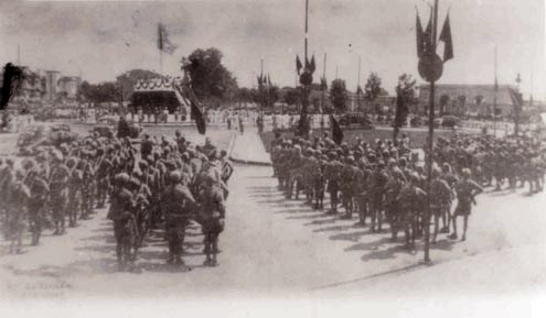 Trong ngày Quốc khánh 2/9, Bác Hồ đọc Tuyên ngôn độc lập tại quảng trường Ba Đình thu hút sự tham gia lớn của người dân, các bộ, chiến sĩ, các đơn vị giải phóng quân...