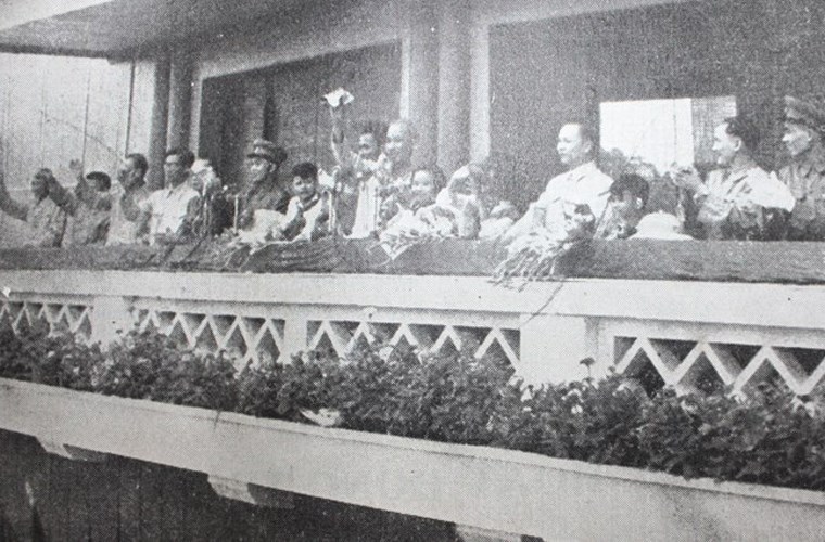 Chủ tịch Hồ Chí Minh cùng đoàn đại biểu chào đón các lực lượng tham gia lễ duyệt binh. Lễ duyệt binh ngày 2/9/1955 là lễ duyệt binh đầu tiên và lớn nhất kể từ khi thành lập nước Việt Nam dân chủ cộng hòa (ngày 2/9/1945).