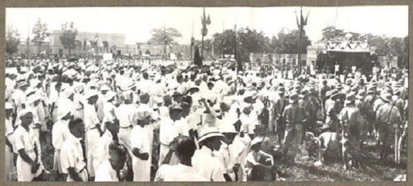 Hàng ngàn chiến sĩ, cán bộ, người dân thủ đô... nghiêm trang, hàng ngũ chỉnh tề trong thời khắc lịch sử Chủ tịch Hồ Chí Minh đọc bản Tuyên ngôn Độc lập.