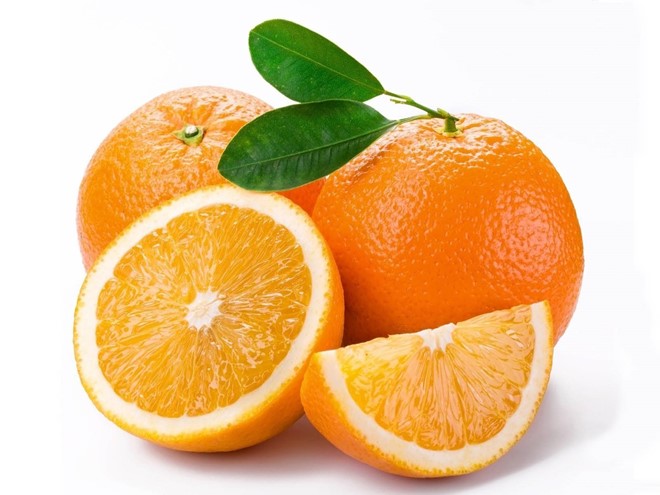 Cam: Ngoài hương vị thơm ngon, cam còn chứa ít calo, 100 g trái cây này chỉ chứa 47 calo, do đó là bữa ăn nhẹ hoàn hảo cho những người đang ăn kiêng.