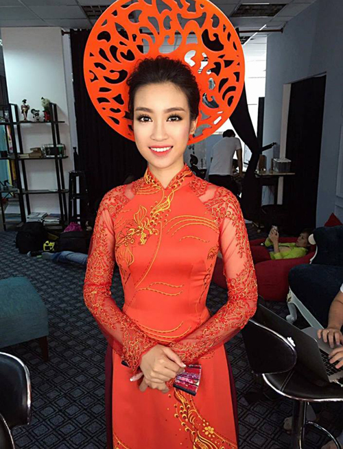 Hoa hậu Mỹ Linh xinh đẹp trong bộ áo dài đỏ nổi bật, cô được 'phù phép' bởi bàn tay chuyên gia trang điểm Minh Lộc.