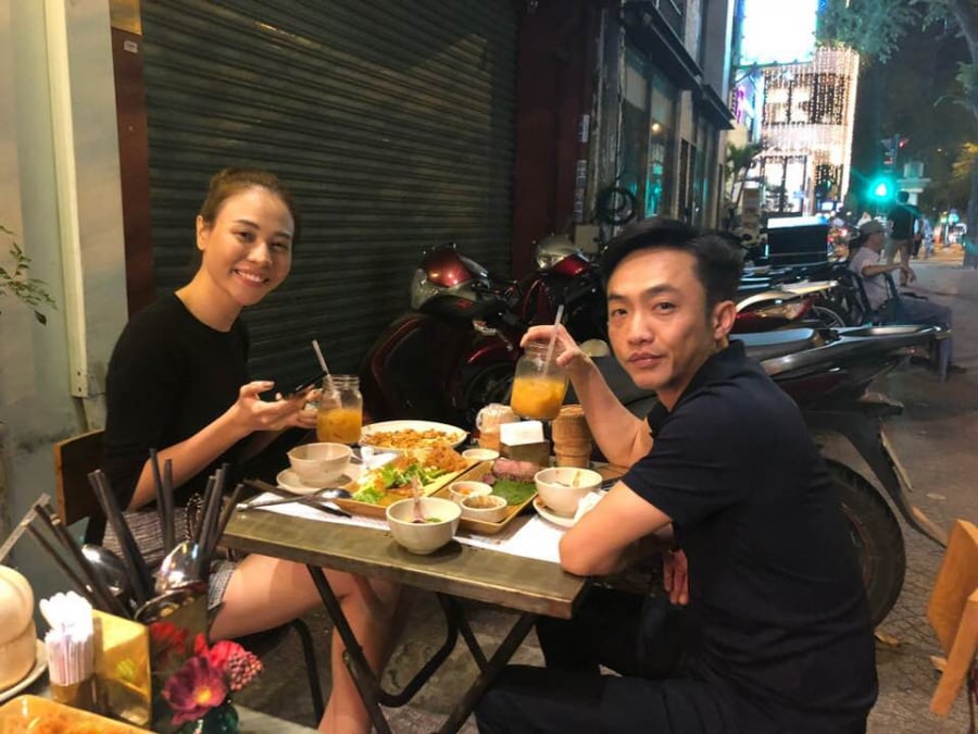 Cường Đô la bất ngờ đăng tải hình ảnh anh đang ăn tối cùng bạn gái Đàm Thu Trang tại một quán ăn ở vỉa hè kèm dòng chú thích, “Our 14/2/2018” (tạm dịch: Ngày 14/2/2018 của chúng tôi). Theo đó, hai người ăn mặc khá giản dị và nở nụ cười hạnh phúc. Đây là lần đầu tiên chàng đại gia phố núi đăng ảnh cận mặt bạn gái và thừa nhận mối quan hệ tình cảm.