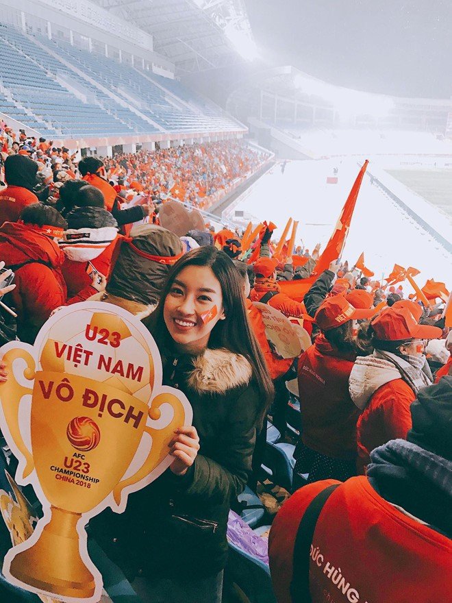 Hoa hậu Đỗ Mỹ Linh sang Thường Châu cổ vũ U23 Việt Nam trong trận chung kết.