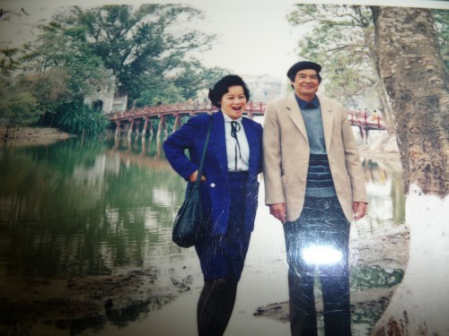 Bức ảnh kỷ niệm của nghệ sĩ Tuệ Minh với chồng là nhà văn Nguyễn Đình Thi bên cầu Thê Húc - Hồ Gươm.