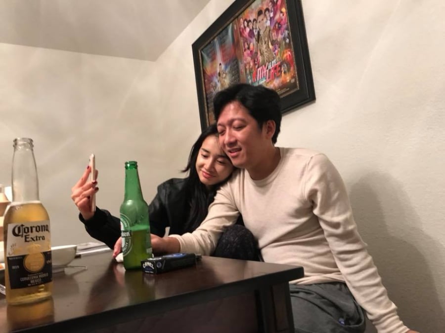 Trên trang cá nhân mới đây của mình, Thomas Tam Nguyen bất ngờ đăng tải hình ảnh Nhã Phương ngả đầu vào vai Trường Giang khá tình cảm trong khi cả hai đang 