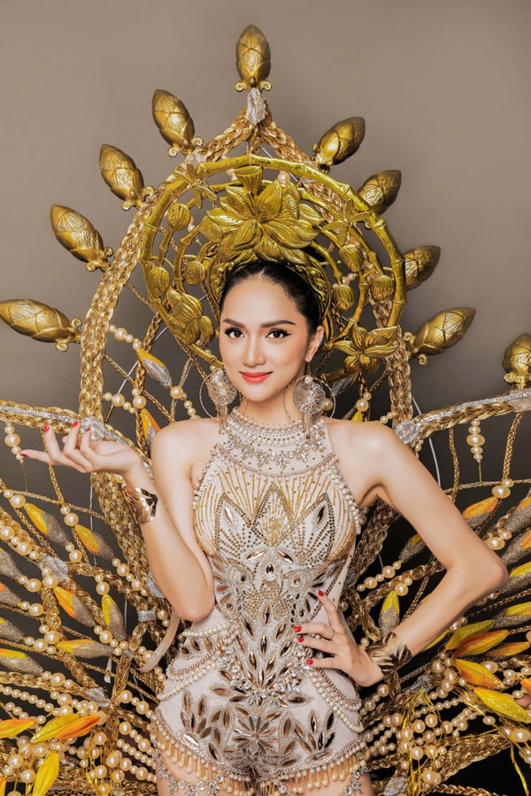 Sau gần 30 ngày nỗ lực thể hiện bản thân, Hương Giang Idol đã giành danh hiệu Hoa hậu chuyển giới 2018. Sau thành tích này, người đẹp chia sẻ cảm thấy 