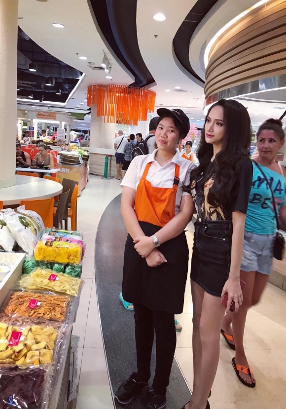 Theo dự kiến, Hương Giang sẽ di chuyển về Bangkok vào ngày mai để tham gia một số hoạt động trên cương vị Hoa hậu Chuyển giới Quốc tế 2018.