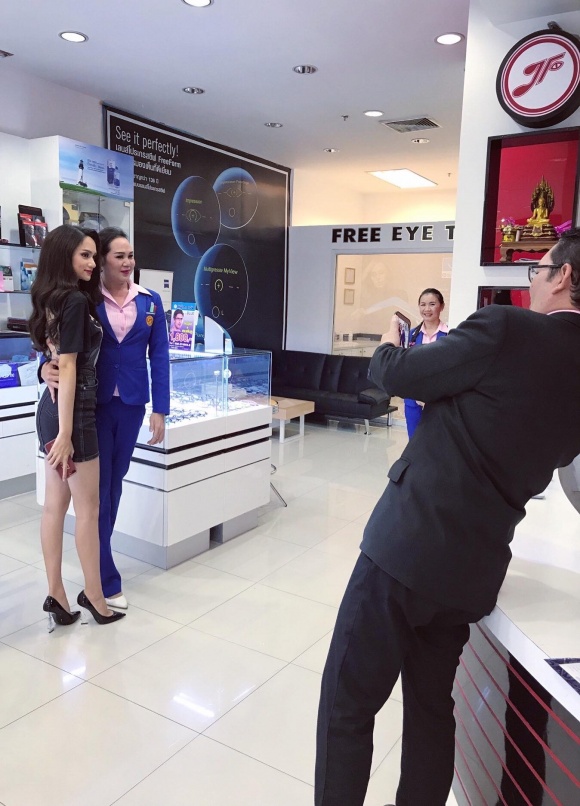 Tại trung tâm thương mại, nhiều người đã nhanh chóng nhận ra Hương Giang Idol và họ bày tỏ mong muốn được chụp hình chung cùng với người đẹp.