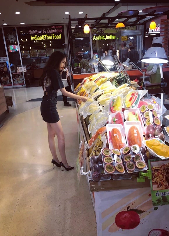 Tranh thủ thời gian rảnh rỗi vào tối 11/3, Hương Giang Idol đã tranh thủ đi shopping và ăn uống tại một trung tâm thương mại ở Pattaya.