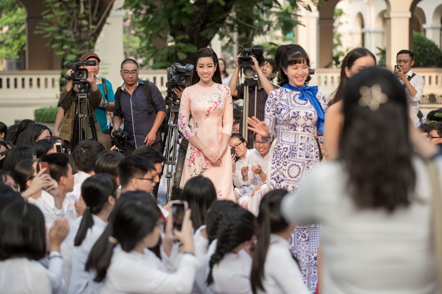 Hoa hậu Đỗ Mỹ Linh thân thiện chụp hình kỉ niệm cùng các bạn học sinh của trường THPT chuyên Lê Hồng Phong.